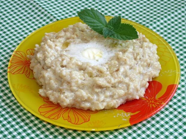 Завтрак - геркулесовая каша на молоке с маслом 100 гр. + яйцо вареное + допустимо: бутерброд с маслом (хлеб ржаной) + чай зеленый без сахара.