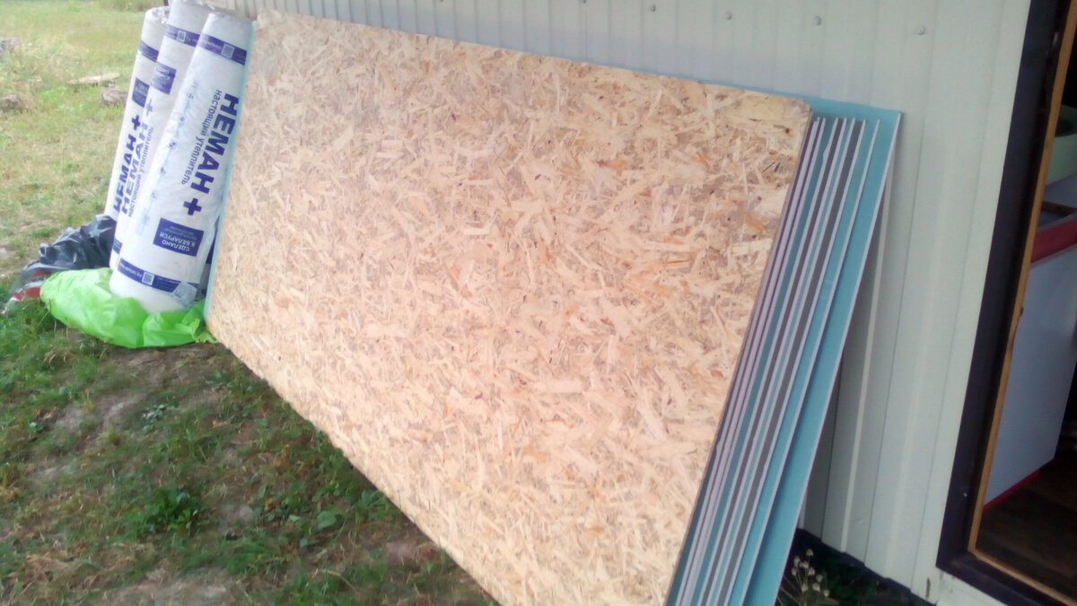 Привезли утеплитель и гипсокартон на строительную площадку.