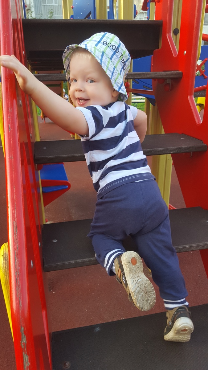 Катался на качелях, перебирал рябину, играл в догонялки с мамой