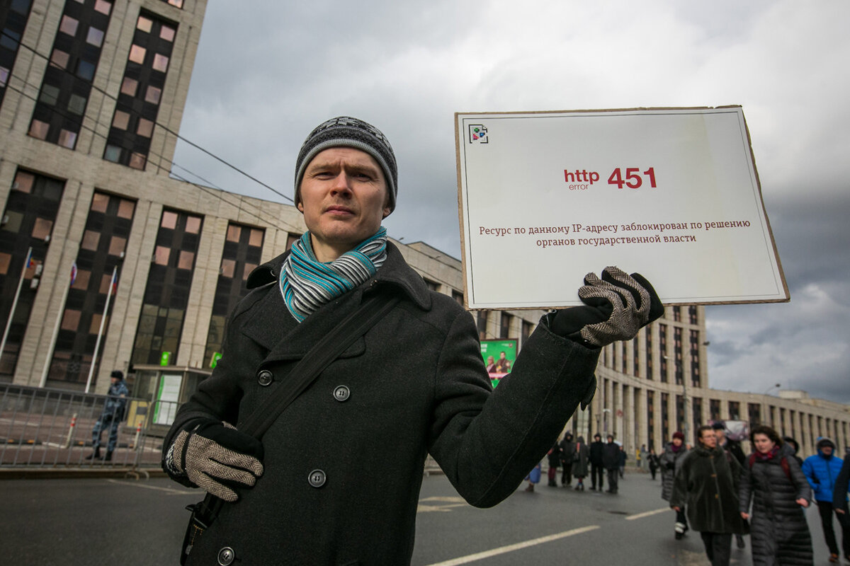 Участник митинга за свободу интернета на проспекте Сахарова в Москве. Фото: Владимир Андреев/URA.RU/TASS