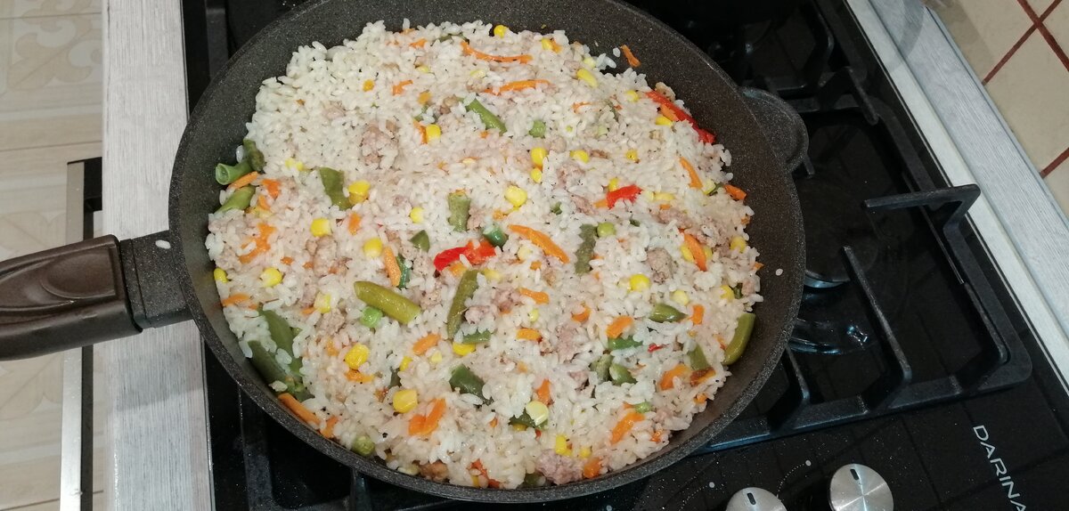 Готовый вкусный рис с овощами и мясом.