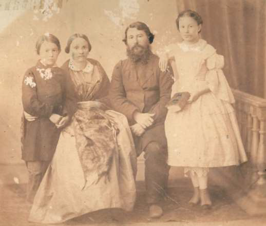 На фото Евдокия Акимовна с мужем Алексеем Федоровичем Сухаревым и детьми Варварой Алексеевной и Матвеем Алексеевичем, семейный архив