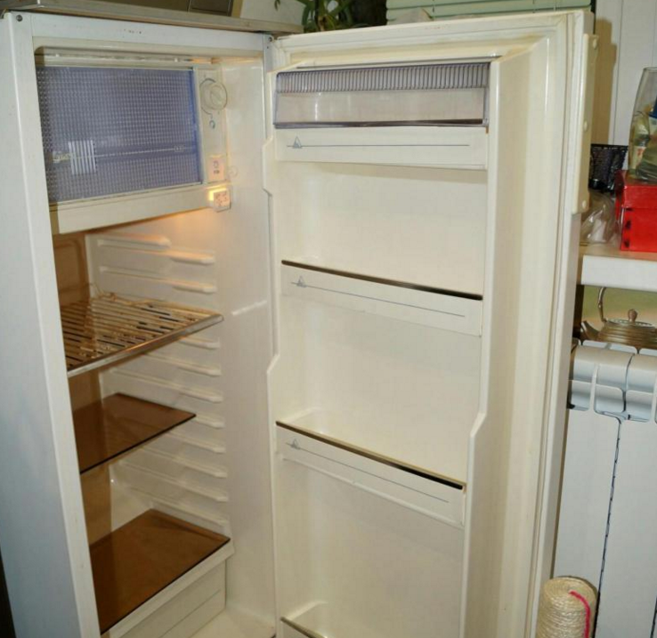 пустой холодильник. пустой холодильник. в холодильнике пусто. холодильник открытый пустой. почему холодильник пустой.