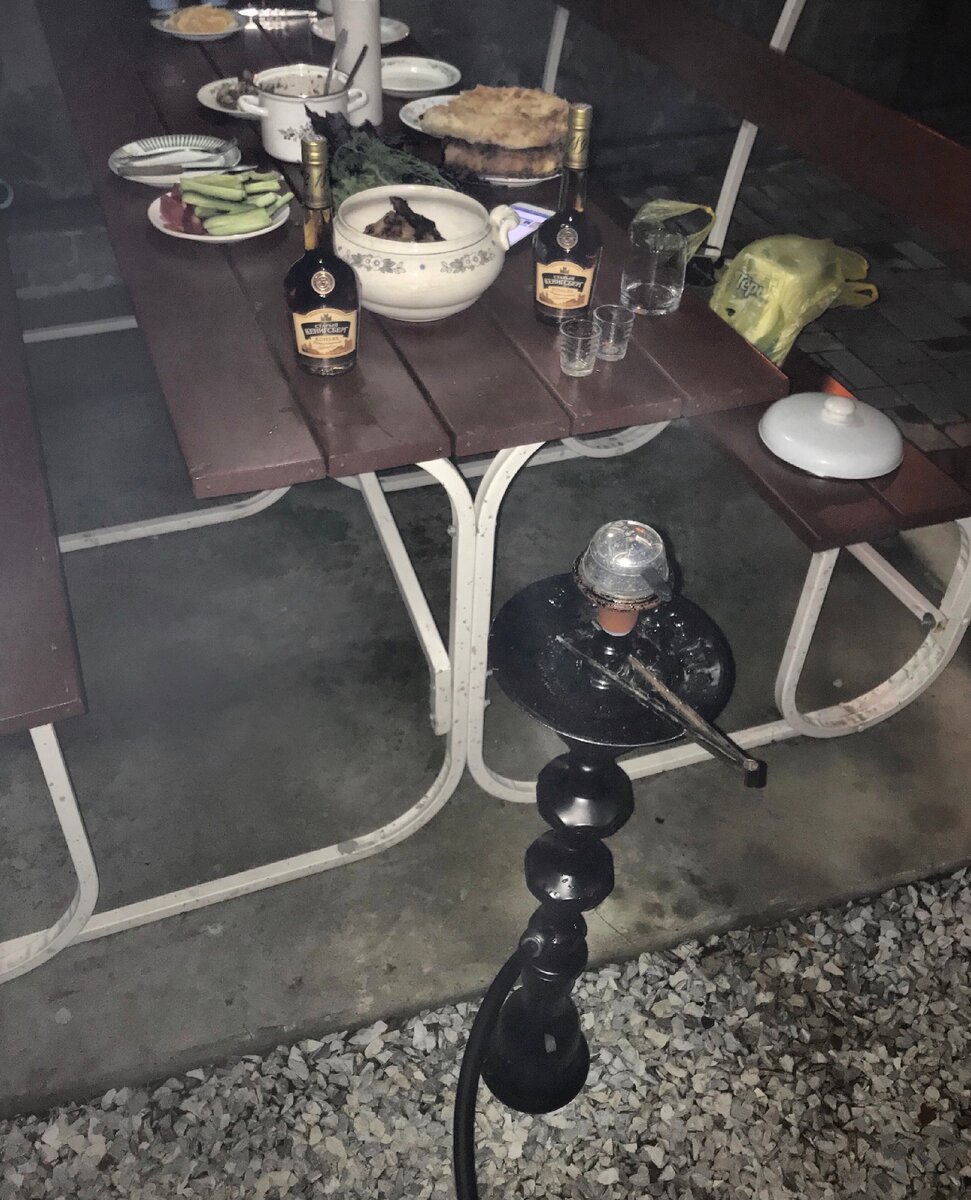 К столу так же подаётся хороший коньяк, мясо и кальян, незаменимо для хорошего вечера большой компании 