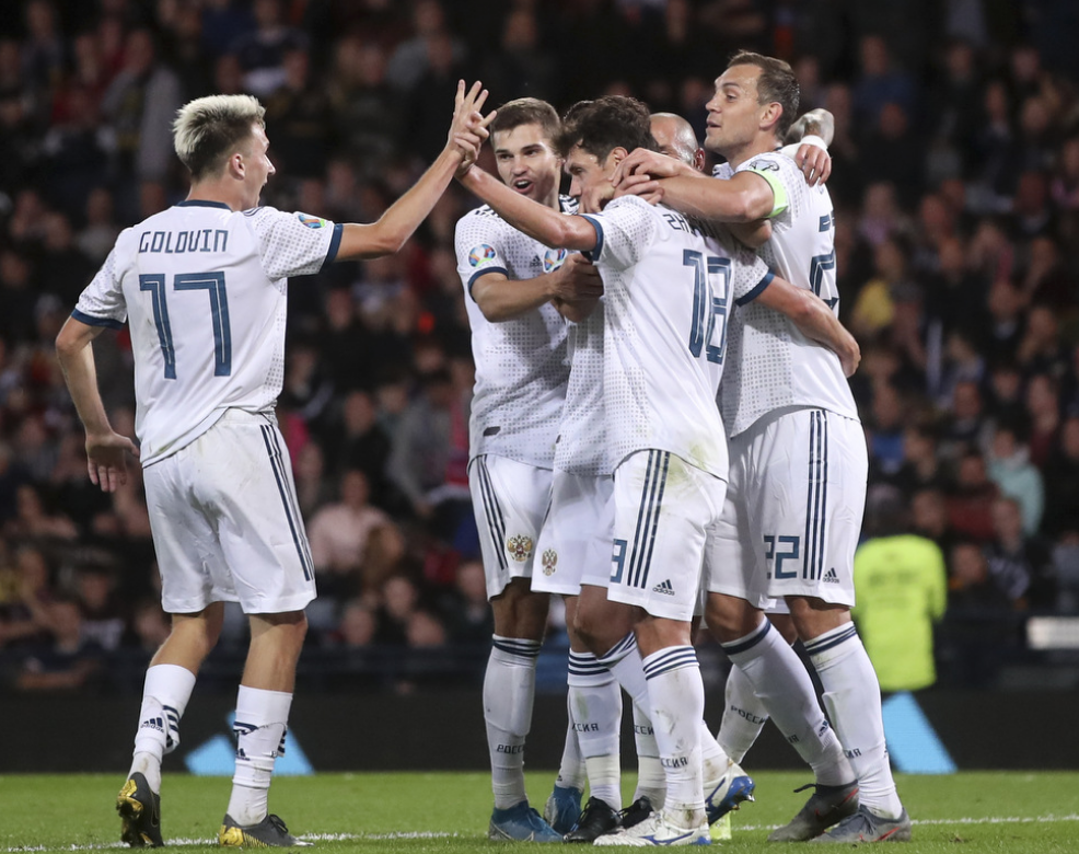 Игроки поздравляют Юрия Жиркова. Фото Михаила Шапаева/РФС. 