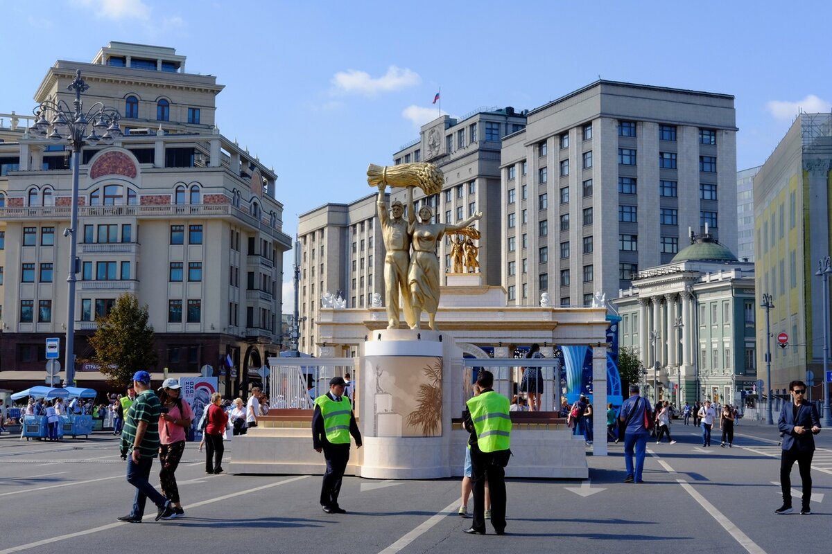 В этот раз оформление связано с ВДНХ, построены павильоны и фонтаны, гигантскими оригиналами которых любуемся на самой выставке. 