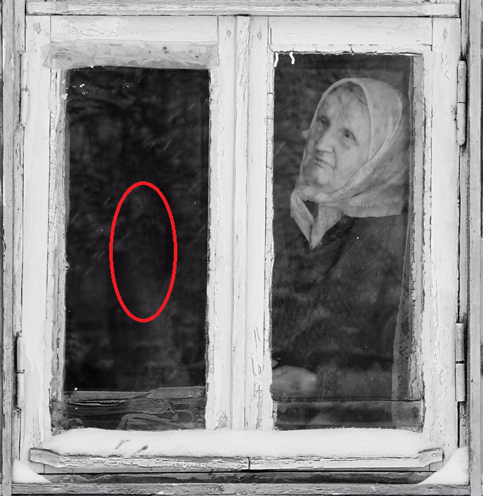 Старушка у окна. Бабушка у окна. Матери ждут сыновей. Мать ждет с войны. Мать появилась через