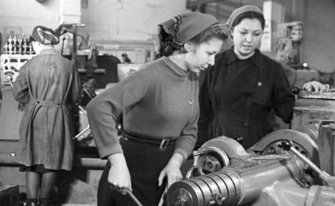 Советское общество после великой отечественной войны. Советские женщины на заводе. Послевоенная повседневность. Советские люди. Послевоенные годы советские женщины.