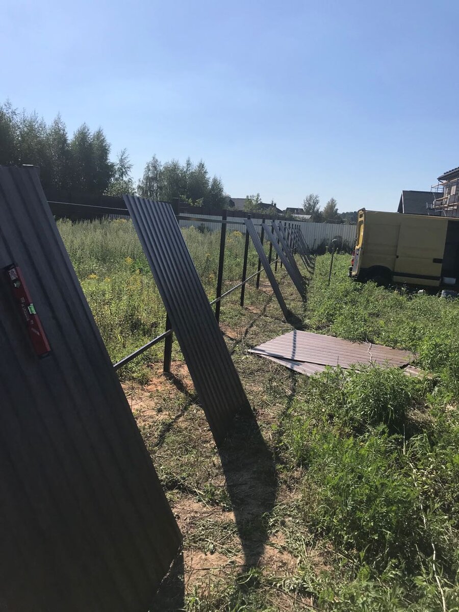 Процесс монтажа забора из профнастила
