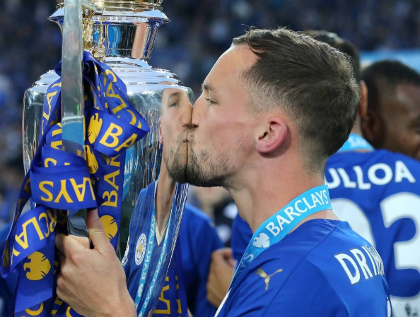 Дэнни Дринкуотер с кубком Премьер-Лиги