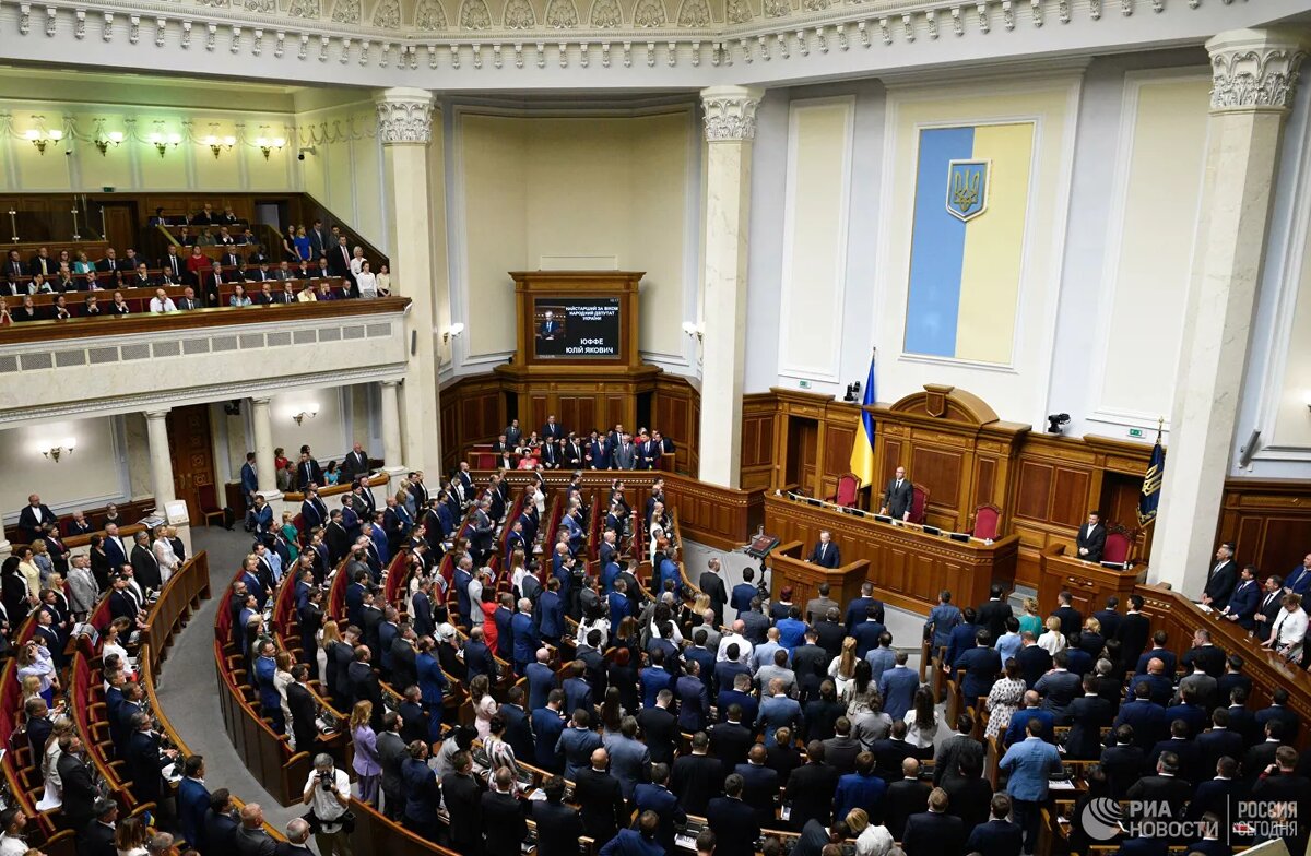 Депутаты на открытии заседания девятого созыва Верховной рады Украины в Киеве