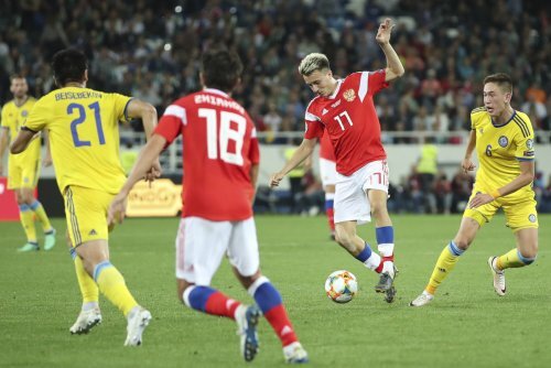 

Такое впечатление, что в первом тайме наши полупешком собирались выехать на индивидуальных качествах Головина, которых нет. Нет, Александр неплохой игрок со своими умениями, но голевые передачи и голы – это не его конёк. У Миранчука в РПЛ проблем с очками по гол+пас вроде бы нет, но взаимодействие с Головиным получалось намного хуже, чем с братом и даже с Рифатом.
