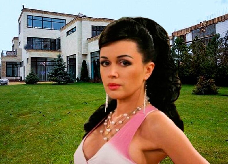 Фото Анастасии на фоне Коттеджа.