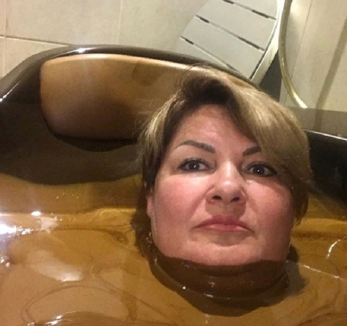 Советник губернатора во время отпуска принимает  спа-процедуры