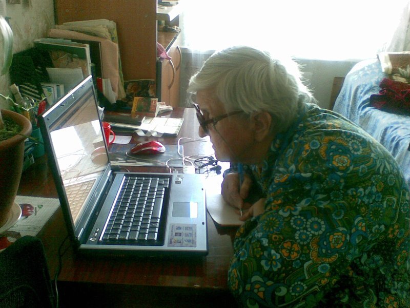 Работа пенсионеры женщины без оформления. Старушка и компьютер. Бабка и компьютер. Бабуля за компьютером. Старушка за компьютером.
