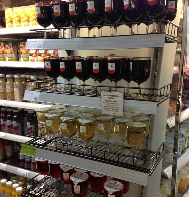 В супермаркетах Великобритании можно купить бокал вина к своему обеденному сэндвичу