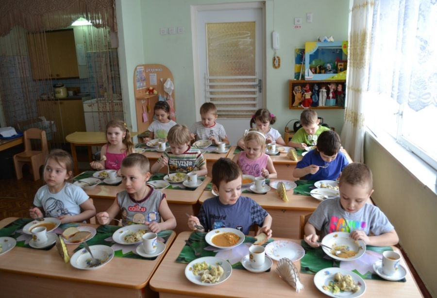 Что едят в садике. Обед детей в детском саду. Еда в детском саду. Питание в детском саду. Ребенок завтракает в саду.