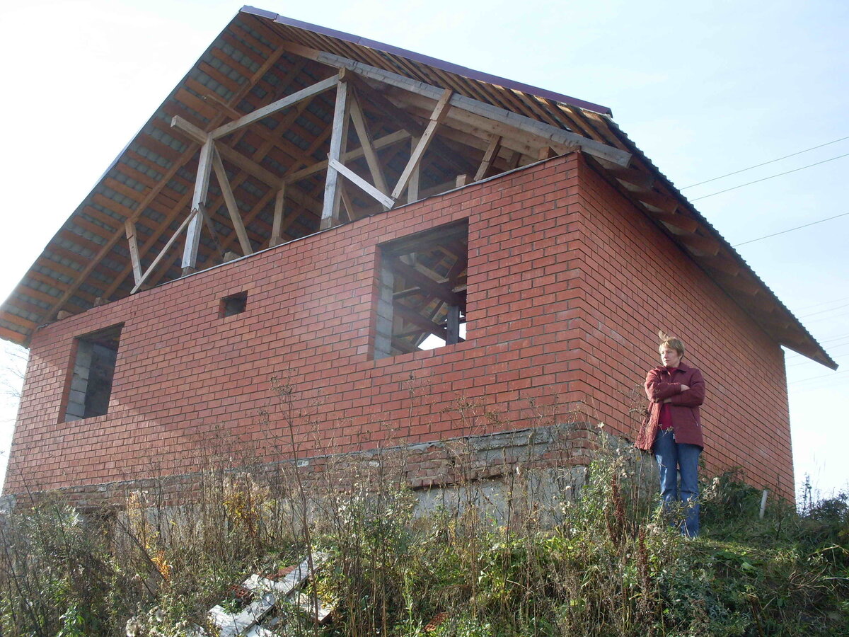 Вход в цокольный этаж - слева, под оконным проемом.