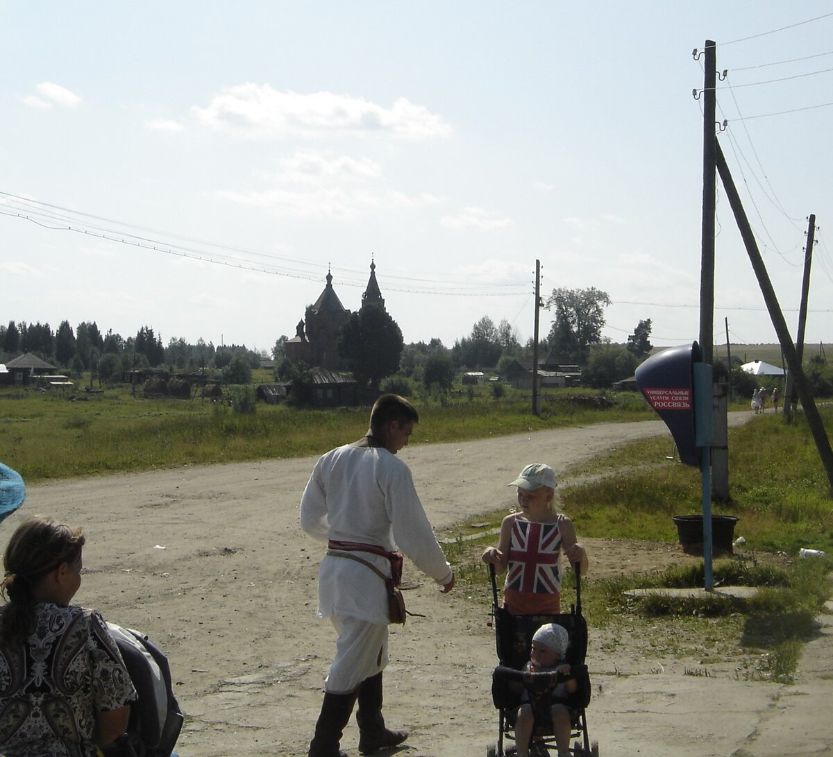 Село Камгорт, в переводе с коми-пермяцкого - Деревня колдунов. Вдали купола Введенской церкви где венчался маршал Ворошилов.