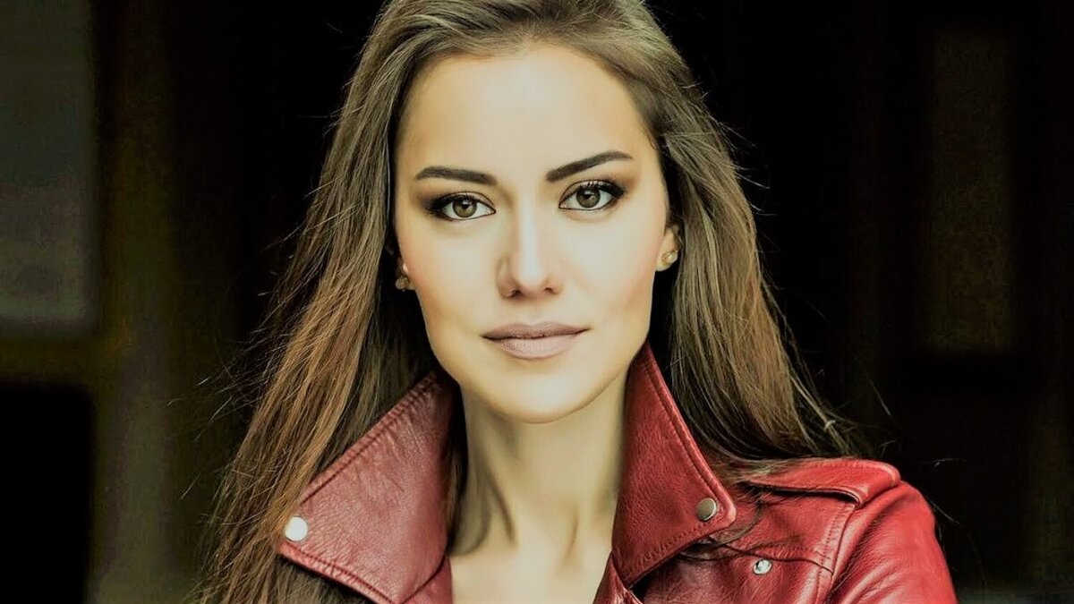 Фахрийе - талантливая турецкая актриса, а также очень изысканная женщина. Она возглавляет список самых знаменитых женщин Турции