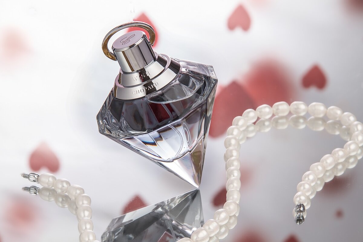 https://pixabay.com/photos/perfume-bottle-fragrance-3635207/