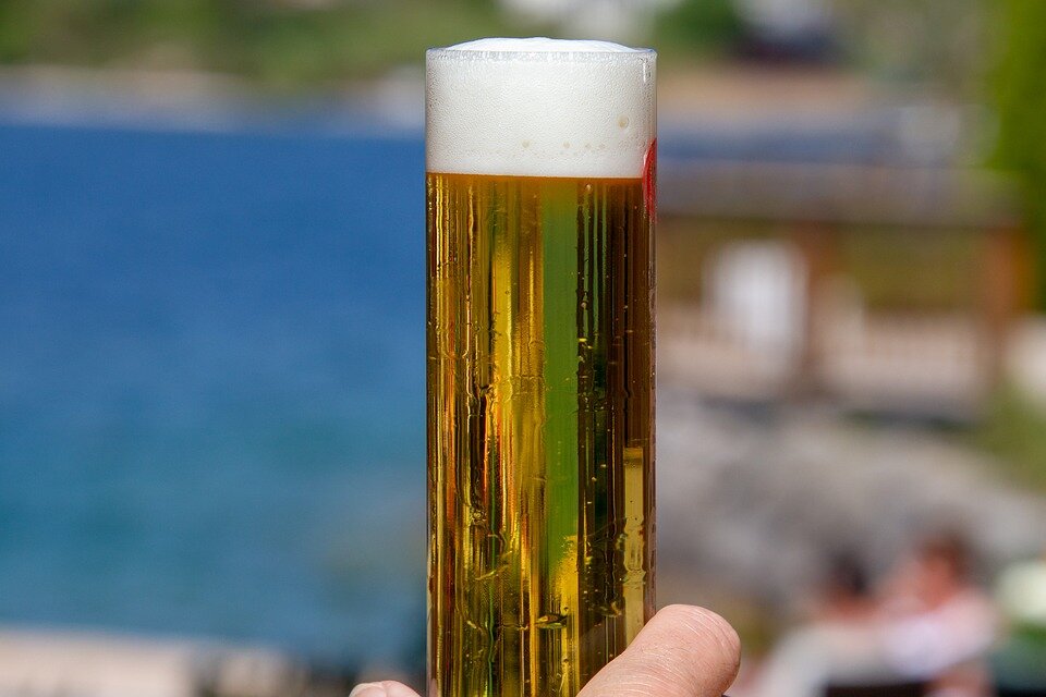 Quelle : https://cdn.pixabay.com/photo/2018/04/22/10/19/beer-3340608_960_720.jpg