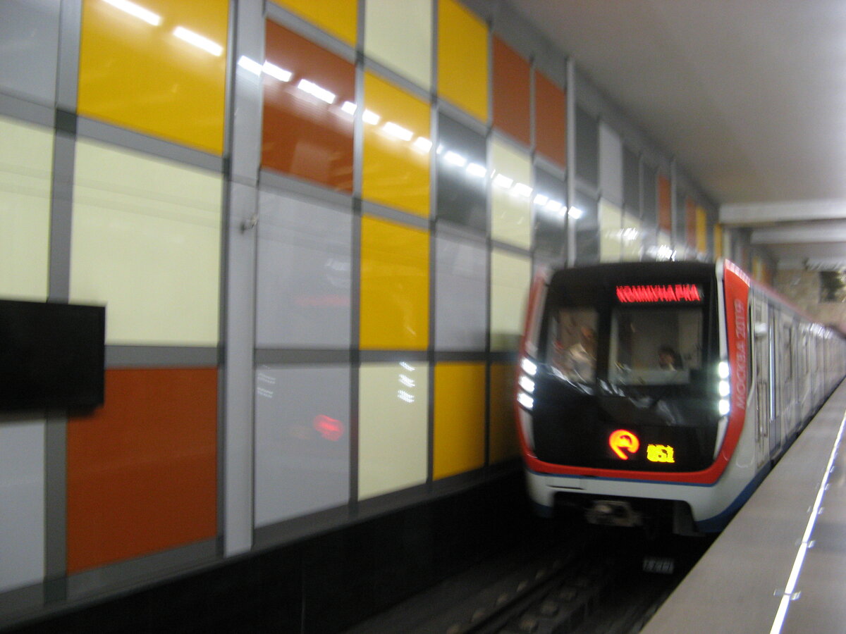 Метропоезд "Москва" 81/765/766/767 - 051 в "лицо"