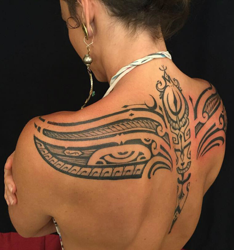 Татуировки для девушек на спине: популярные эскизы 2018 года