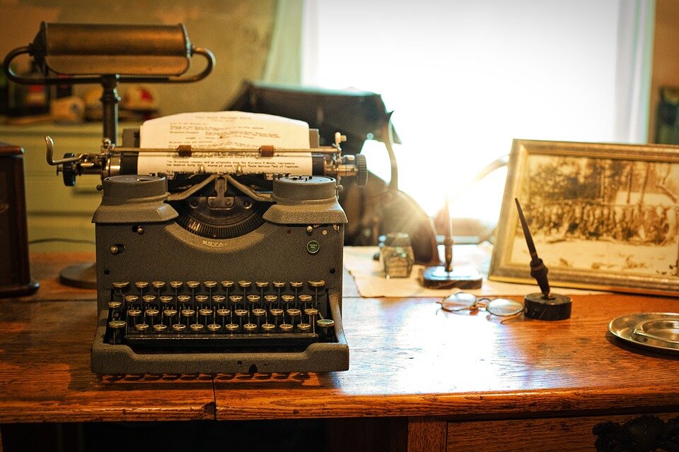 https://cdn.pixabay.com/photo/2017/02/24/17/46/typewriter-2095754_960_720.jpg
