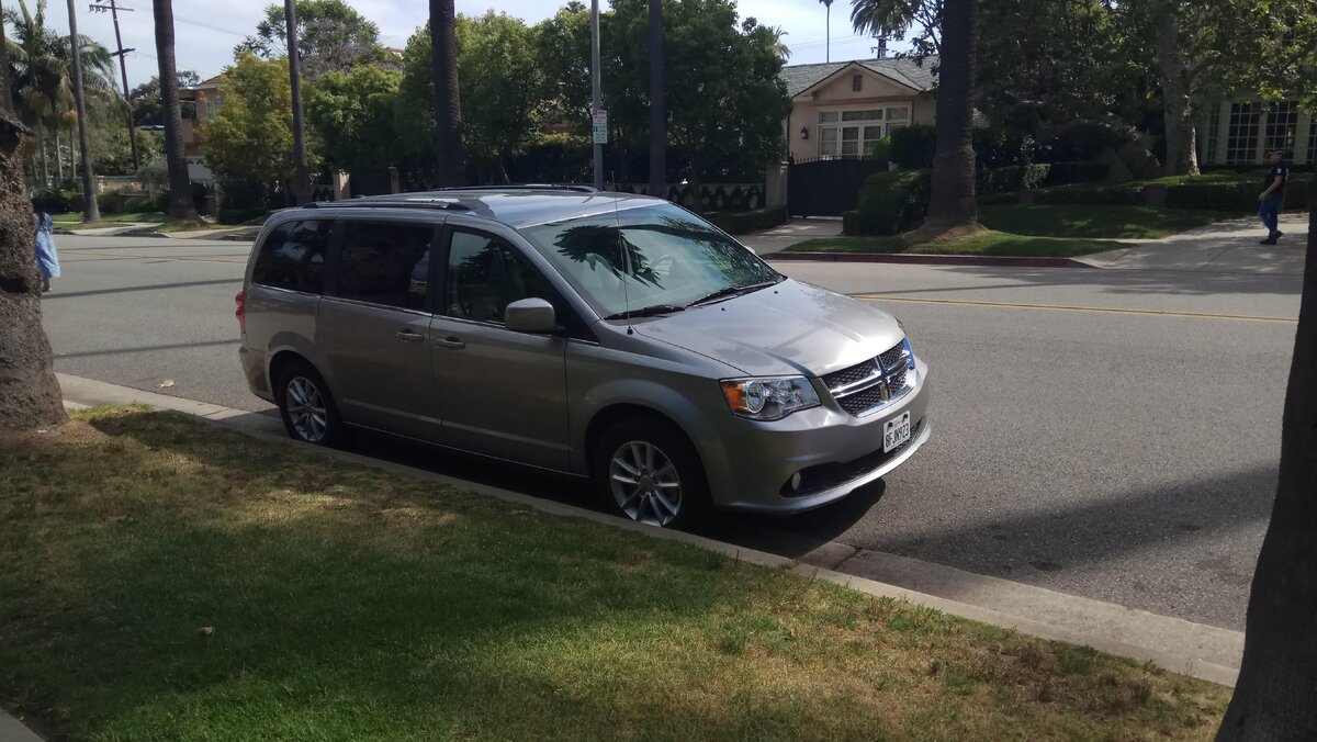 Здесь я припаркован в районе "Беверли Хиллс" города Лос-Анджелеса.