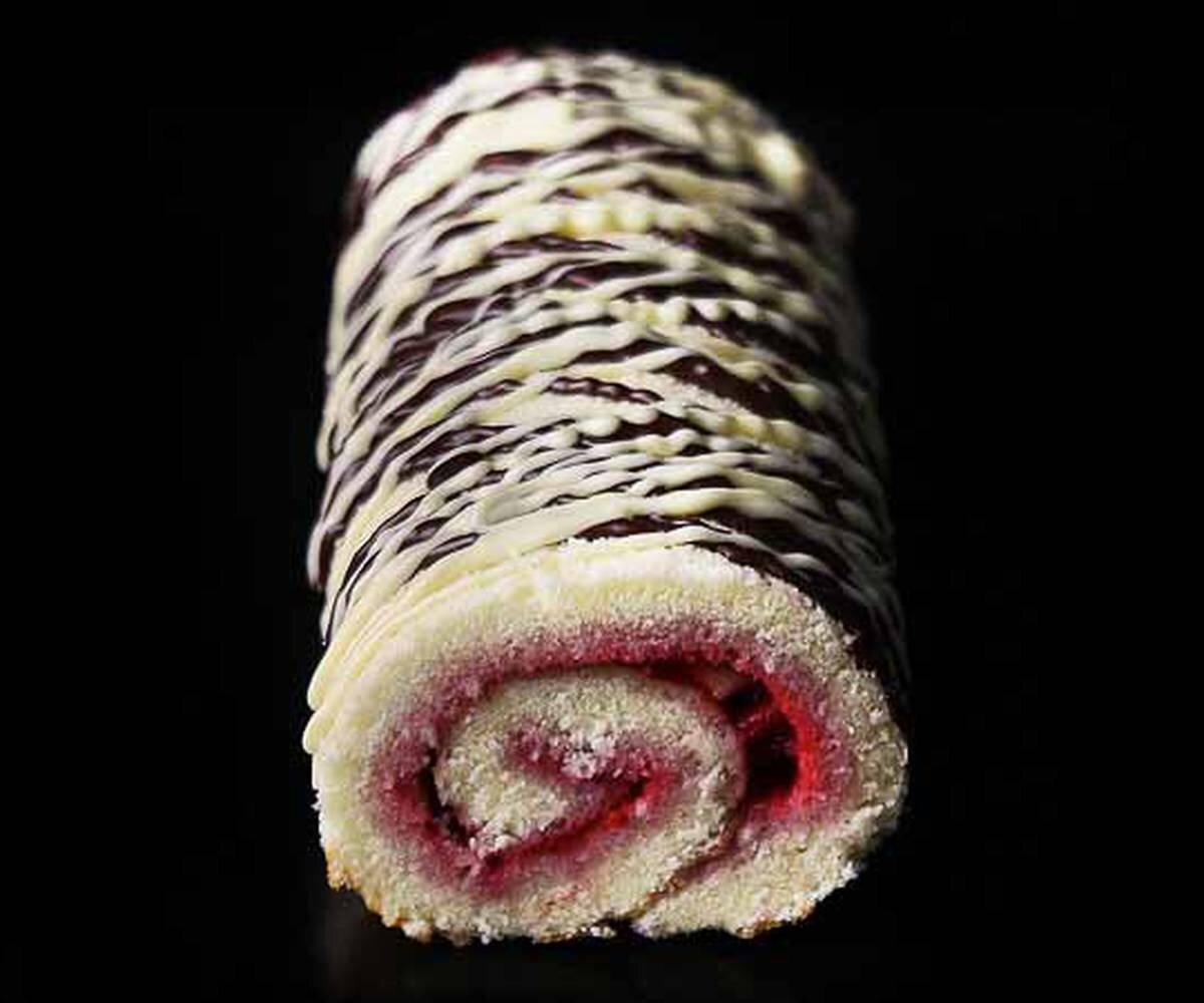 Ванильный рулет со свежей клубникой! 30 минут и готово!