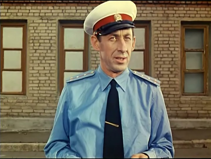  "Песчаный карьер - два человека. Уборка улиц - три человека. Мясокомбинат /* все добровольцы шагают вперед */... на сегодня нарядов не прислал."