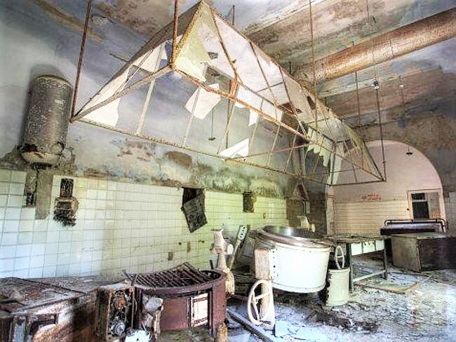 Руины больницы  Острова Повелья