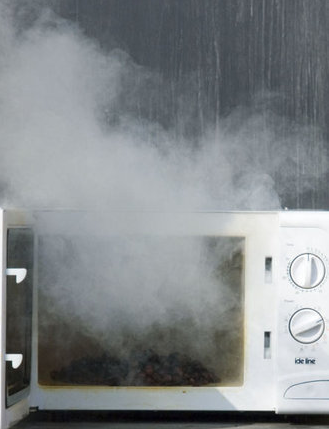 Вы можете думать, что знаете все о микроволновых печах, но это не так. Микроволновая печь может быстро и сильно нагревать пищу, но это также может быть опасно. Некоторые продукты могут взорваться, воспламениться или расплавиться, и остатки пищи, прилипшие к его внутренней части, будут настолько трудно удалить, что вы купите новую микроволновую печь быстрее, чем очистите старую.