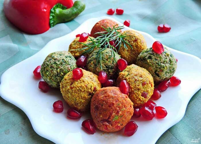 2 Пхали

Острая (и не очень) закуска из любых овощей с обязательным добавлением огромного количества трав, грецких орехов и специй – пхали. Для кислинки туда еще можно добавить гранатовый сок или уксус (винный, конечно) и получить жидкий соус, но в целом это, скорее, закуска, которую едят с лавашом.