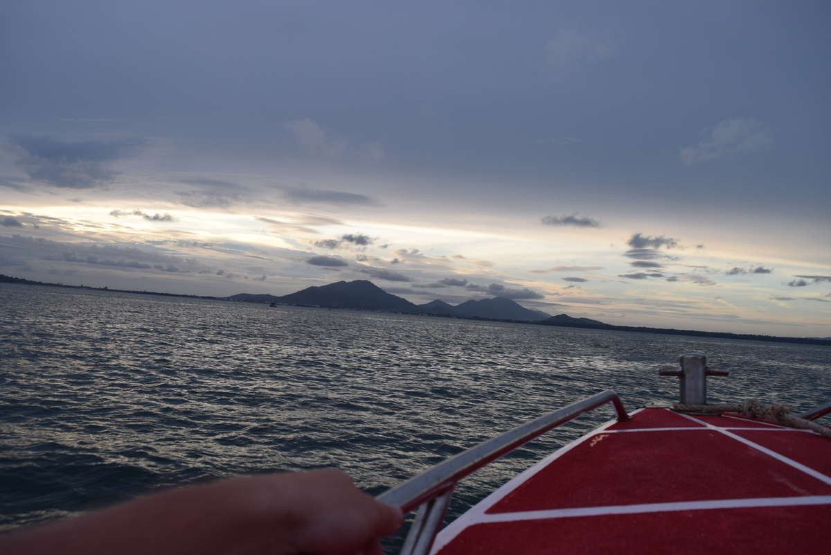 Плывем на катере на остров