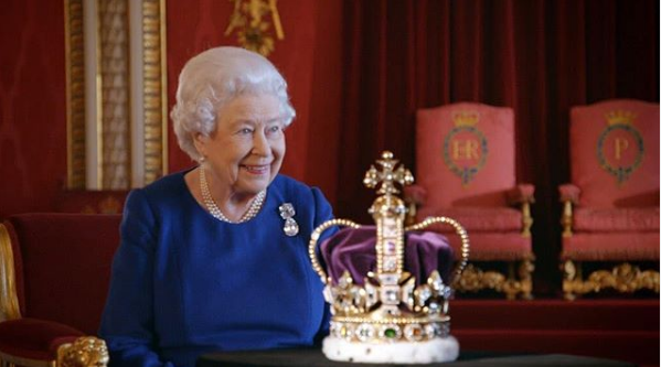 Королева Великобритании Елизавета II и большая корона Великобритании\ фото - Букингемский дворец - пресс-служба Её величества.