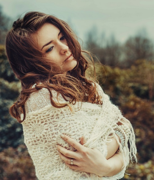 https://cdn.pixabay.com/photo/2015/07/09/00/29/woman-837156_960_720.jpg