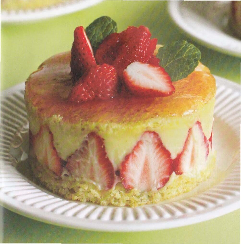 Ингредиенты: 
Для коржей: 
• яичные белки - 6 шm.; 
• сахар - 1 стак . ; 
• яичные желтки - 4 шm .;
• растительное масло-1/4 cmак.;
• во да - 1/2 стак.; 
• ванильный сахар - 1 пакеm; 
• мука - 1,5 стах . 
• разрыхлитель - 3 ч. ложки
Для крема:
• яичные желтки - 2 шm.;
 • сахар - 1 стак.; 
• крахмал - 2 ст . ложки;
 • молоко - 2 стак. ;
 • сливочное масло - 300 г.
 Для прослойки:
• клубника, сахар.
Приготовление
Коржи: 
взбить белки в устойчивую пену . Постепенно добавить 0,5 стакана сахара . 
Взбивать до твердых пиков. Отдельно в чаше миксера взбить добела желтки,
постепенно добавить растительное масло, воду и ванильный сахар. Отдельно
просеять муку, оставшийся сахар, разрыхлитель и соль. Мучную массу добавить 6
желтковую массу и перемешать до однородности. Затем добавить взбитые белки
в два приема, аккуратно перемешивая лопаткой снизу вверх.
Подготовить 2 формы, застелить бумагой. Тесто разделить на две равные части и
вылить в подготовленные формы. Выпекать 25 минут до пробы на сухую лучинку .
Коржи вынуть из форм и остудить на решетке.
Прослойка: 
клубнику нарезать кусочками, посыпать сахаром и оставить на 30 минут.
Кр ем : взбит ь желтки с сахаром и ванилином . Добавить крахмал и растереть, чтобы
не было комочков . Полученную массу разбавить молоком и на медленном
огне, постоянно помешивая, уварить до густой массы. Остудить. Отдельно взбить
мягкое сливочное масло до пышности и постепенно добавить заварную массу.
Сборка: 
каждый корж разрезать на 2 части. Коржи прослоить кремом и начинкой.
Верх и бока покрыть кремом и украсить целыми ягодами клубники.
