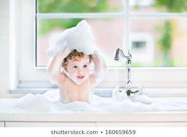 https://www.shutterstock.com/image-photo/funny-baby-girl-playing-water-foam-160659659?irgwc=1&utm_medium=Affiliate&utm_campaign=Pixabay+GmbH&utm_source=44814&utm_term=https%3A%2F%2Fpixabay.com%2Fru%2Fimages%2Fsearch%2F%25D1%2580%25D0%25B5%25D0%25B1%25D1%2591%25D0%25BD%25D0%25BE%25D0%25BA%2520%25D0%25BA%25D1%2583%25D0%25BF%25D0%25B0%25D0%25B5%25D1%2582%25D1%2581%25D1%258F%2F
