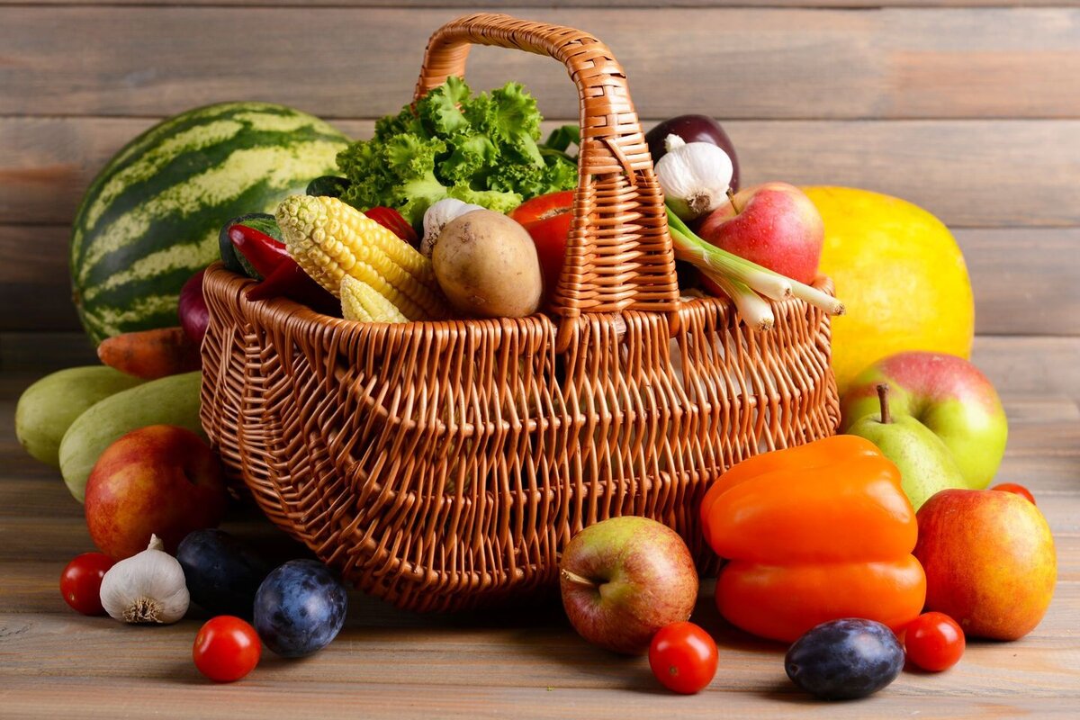 Овощи и фрукты корзинка фон