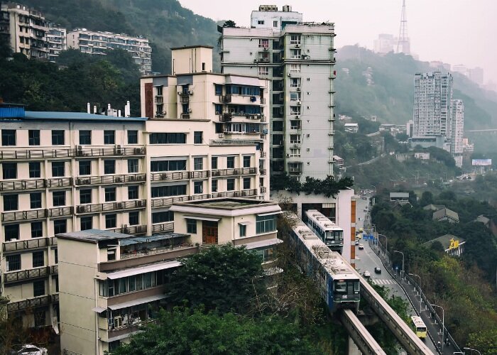 Новые застройки буквально наседают на гористые склоны