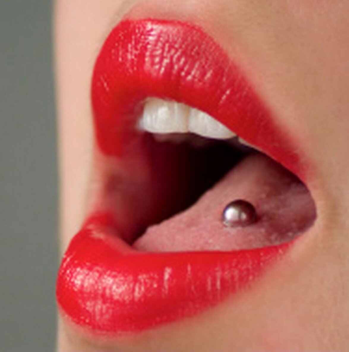 Не проколоться с языком: 13 особенностей пирсинга во рту