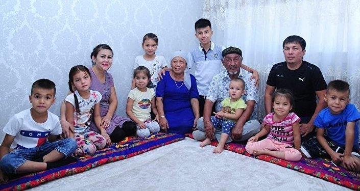 Большая и счастливая казахская семья. Собираются идти за девятым.