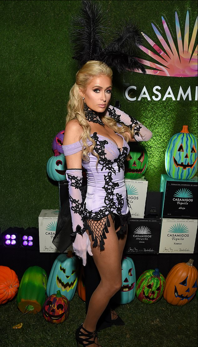 Пэрис Хилтон привлекла внимание на ежегодной вечеринке Рэнда Гербера и Синди Кроуфорд на Хэллоуин в Беверли-Хиллз в пятницу.