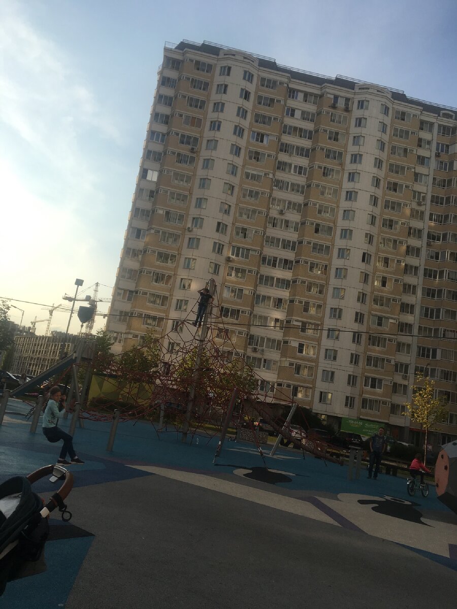 На площадке во дворе. Фото автора канала Растим много детей https://zen.yandex.ru/rastimdetej