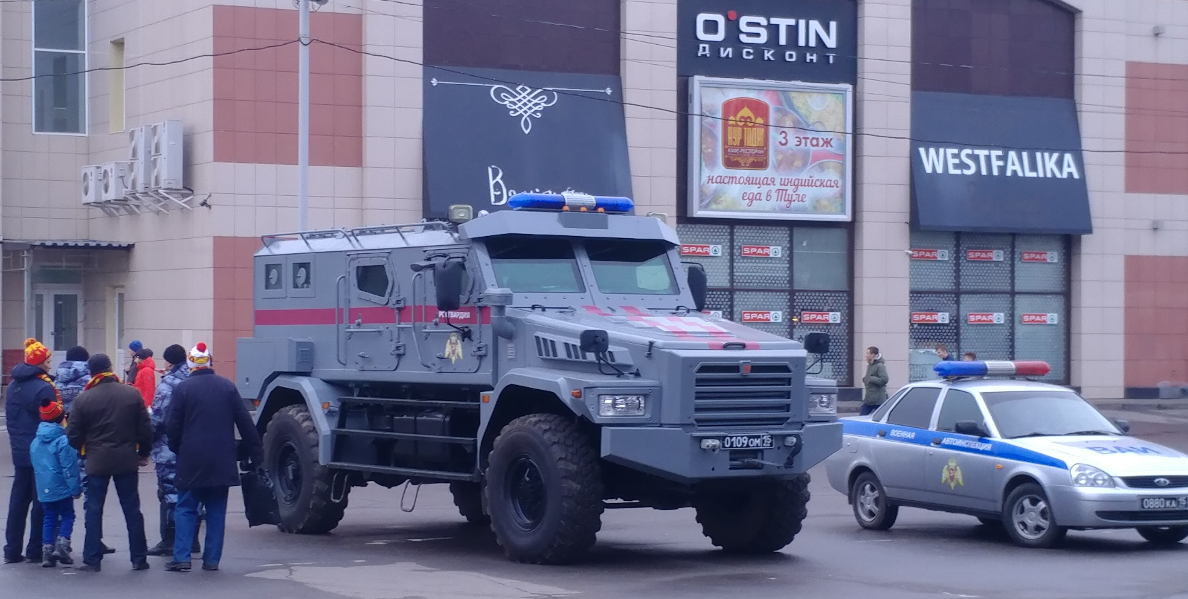 Броневик огромен.