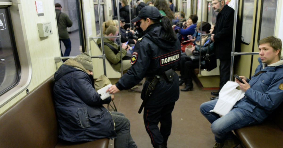 Пропустят ли. Полиция метрополитена. Милиционер у метро. Полицейский в метро.
