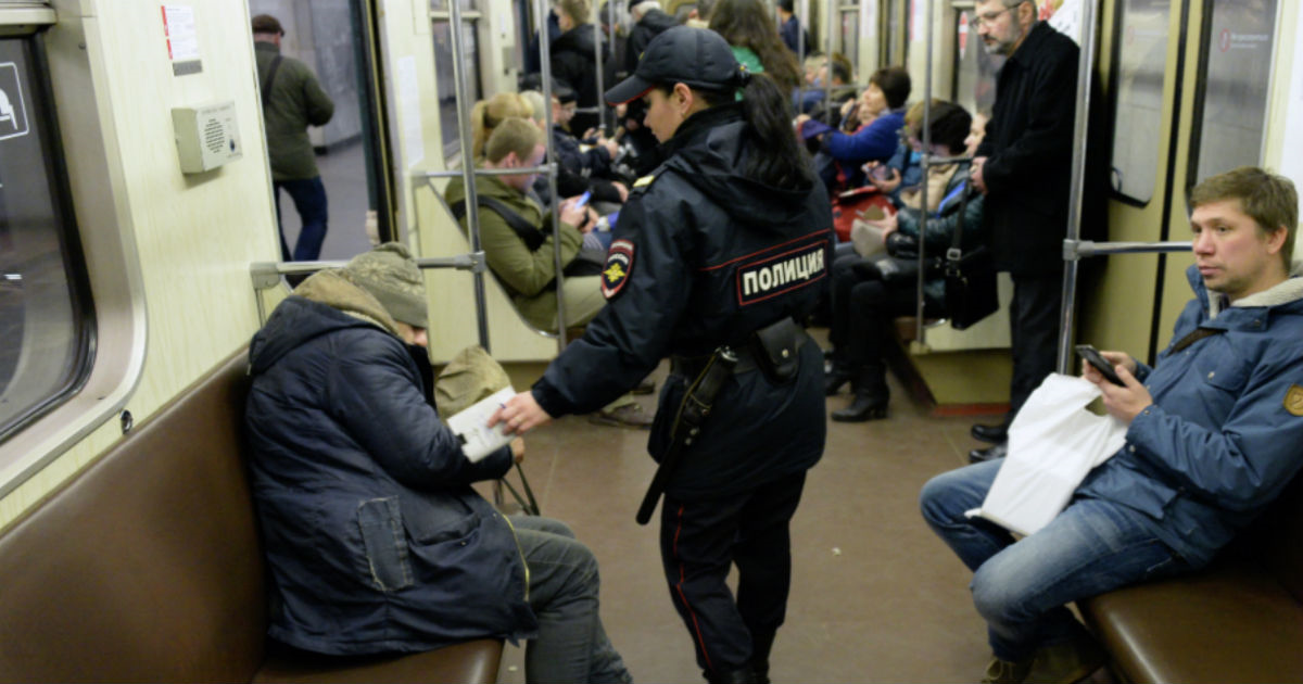 Нарушение правил метрополитена. Полиция метрополитена. Полицейский в метро. Полицейский метрополитена.