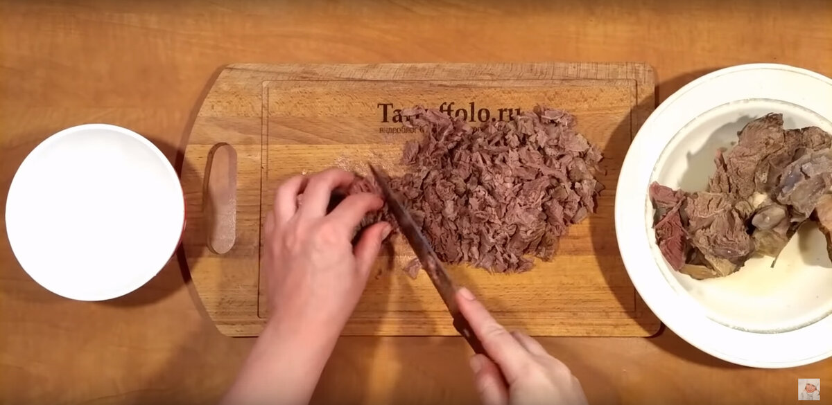 Праздничное заливное на Новый год: сказочный мясной торт "Леший".